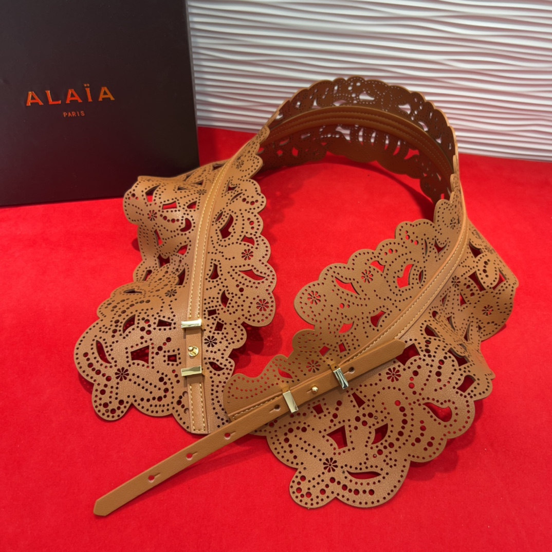  Alaia 阿来莱 腰封、品牌标志性的镂空雕花工艺，柔软牛皮制成于意大利13Cm、，Alaia是一个以