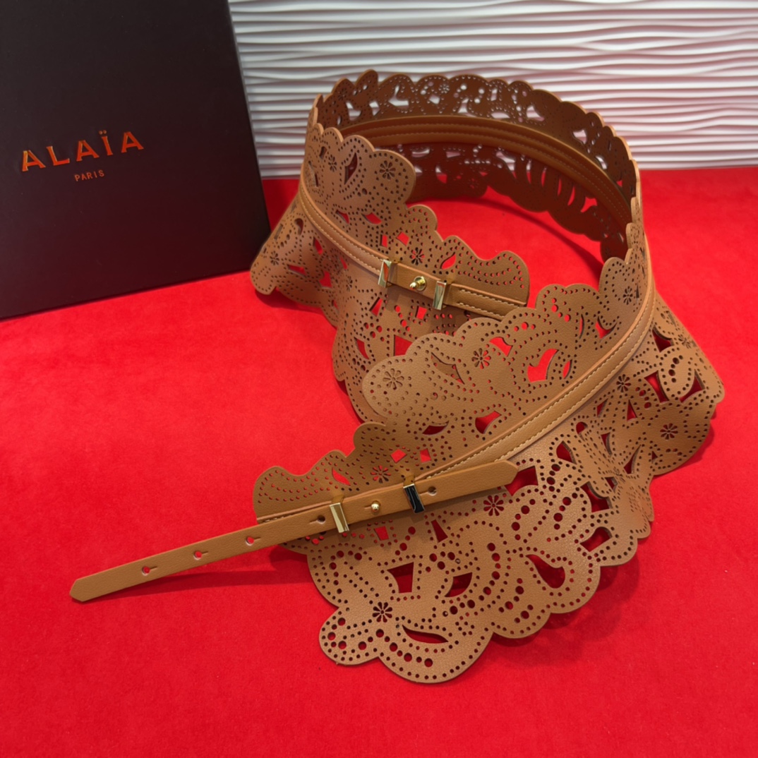  Alaia 阿来莱 腰封、品牌标志性的镂空雕花工艺，柔软牛皮制成于意大利13Cm、，Alaia是一个以
