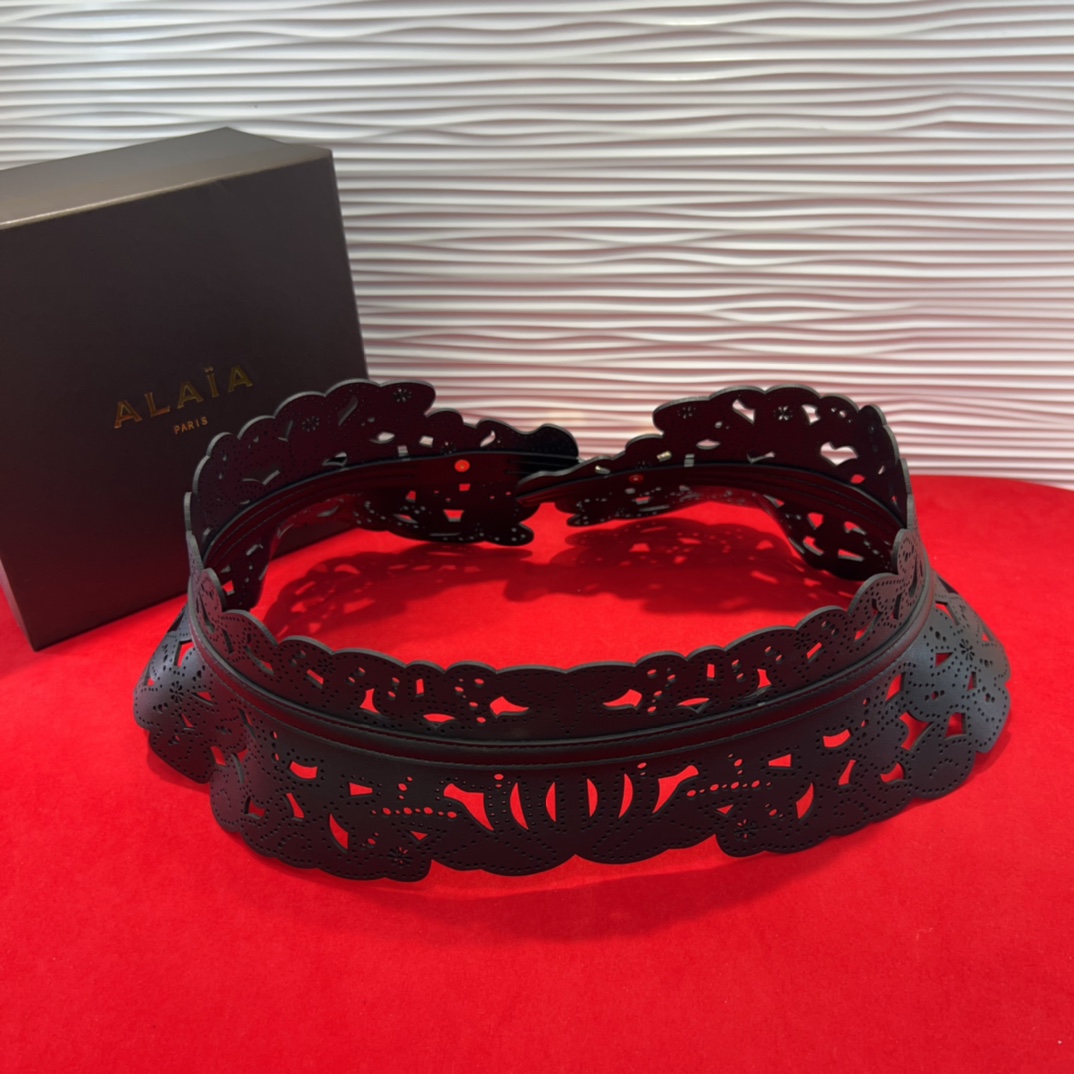  Alaia 阿来莱 腰封、品牌标志性的镂空雕花工艺，柔软牛皮制成于意大利13Cm、，Alaia是一个以