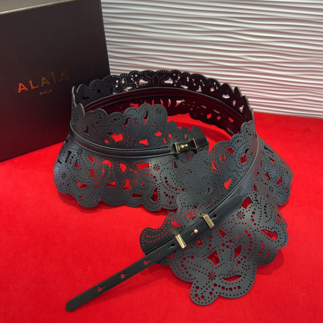  Alaia 阿来莱 腰封、品牌标志性的镂空雕花工艺，柔软牛皮制成于意大利13Cm、，Alaia是一个以