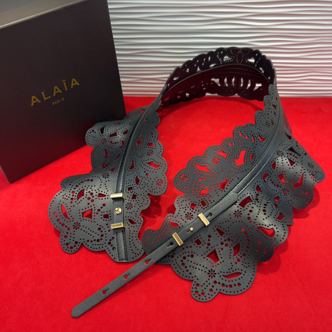  Alaia 阿来莱 腰封、品牌标志性的镂空雕花工艺，柔软牛皮制成于意大利13Cm、，Alaia是一个以