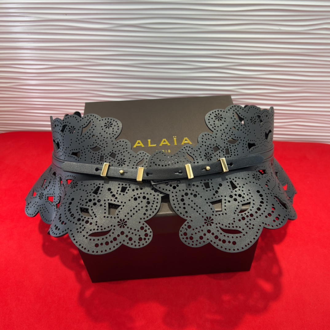  Alaia 阿来莱 腰封、品牌标志性的镂空雕花工艺，柔软牛皮制成于意大利13Cm、，Alaia是一个以