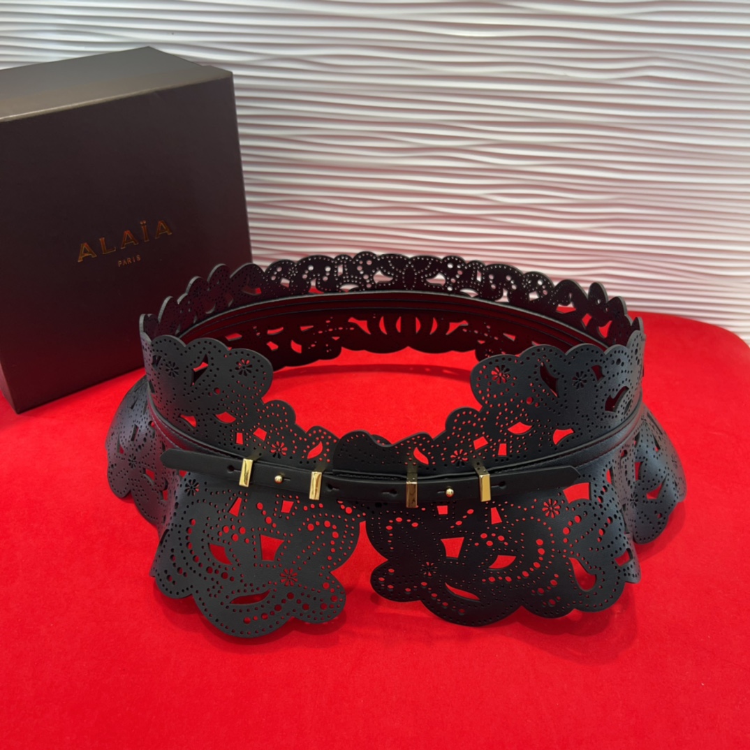  Alaia 阿来莱 腰封、品牌标志性的镂空雕花工艺，柔软牛皮制成于意大利13Cm、，Alaia是一个以