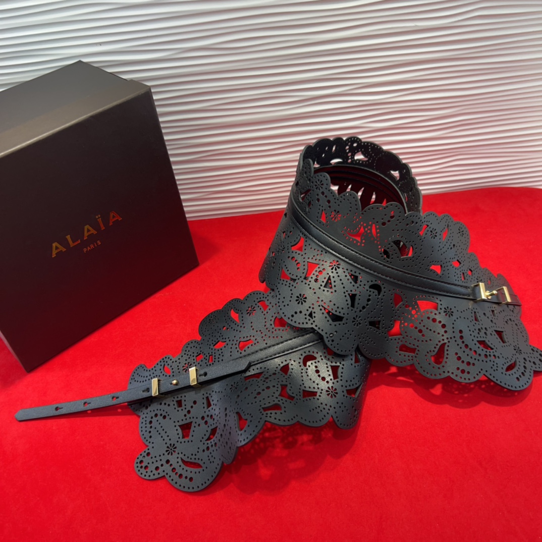  Alaia 阿来莱 腰封、品牌标志性的镂空雕花工艺，柔软牛皮制成于意大利13Cm、，Alaia是一个以