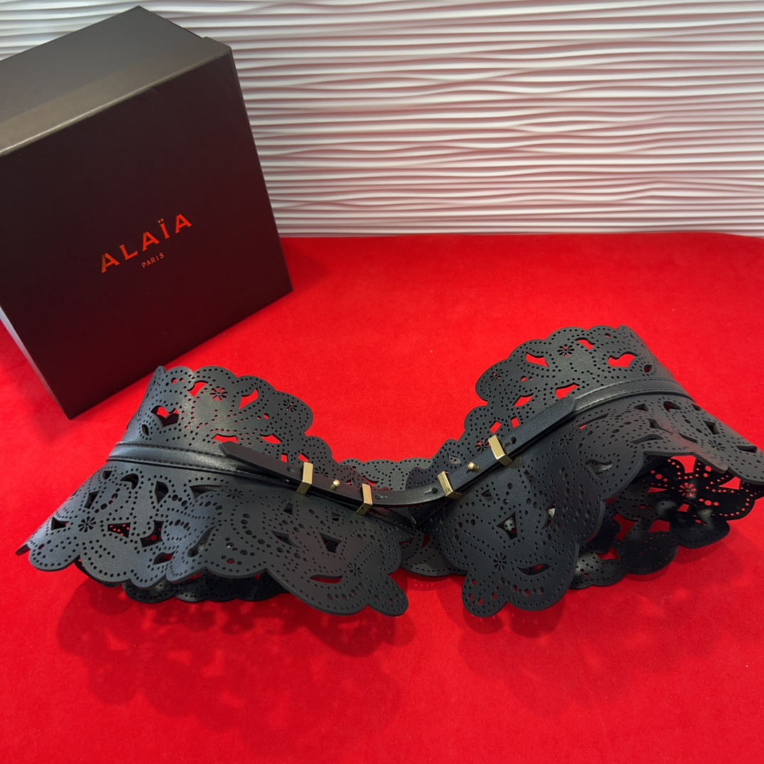  Alaia 阿来莱 腰封、品牌标志性的镂空雕花工艺，柔软牛皮制成于意大利13Cm、，Alaia是一个以