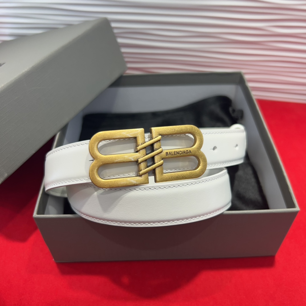  巴黎世家（Balenciaga） 是法国的奢侈品牌，作为时尚界最具影响力品牌之一的地位。设计师源于：都