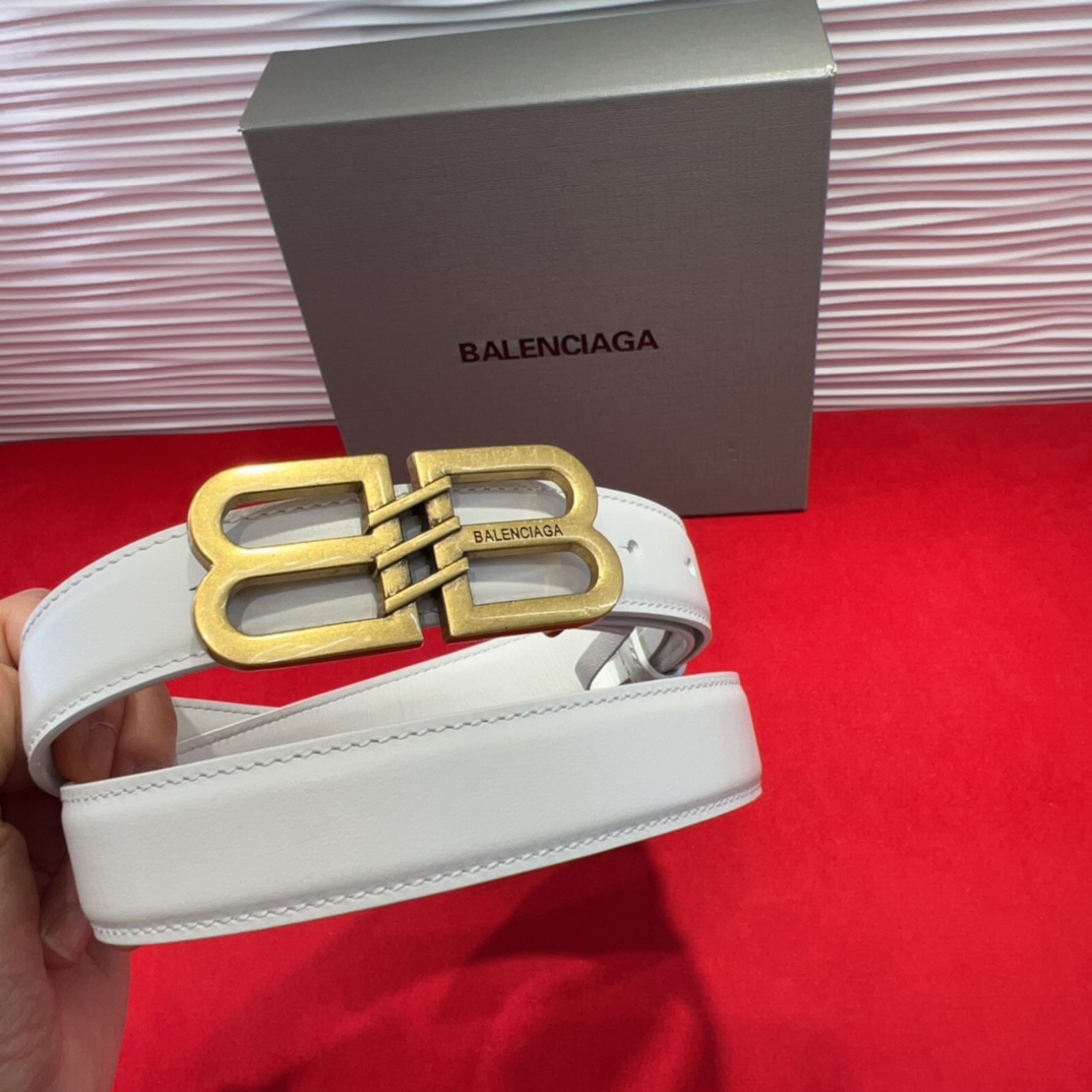  巴黎世家（Balenciaga） 是法国的奢侈品牌，作为时尚界最具影响力品牌之一的地位。设计师源于：都