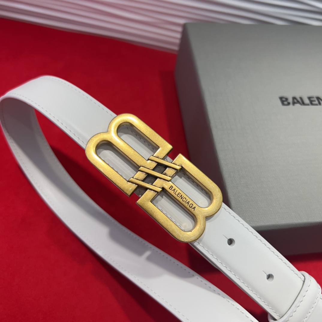  巴黎世家（Balenciaga） 是法国的奢侈品牌，作为时尚界最具影响力品牌之一的地位。设计师源于：都