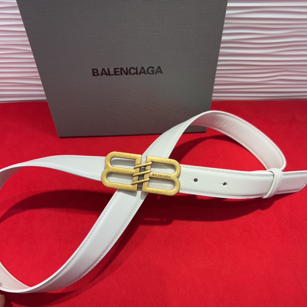  巴黎世家（Balenciaga） 是法国的奢侈品牌，作为时尚界最具影响力品牌之一的地位。设计师源于：都