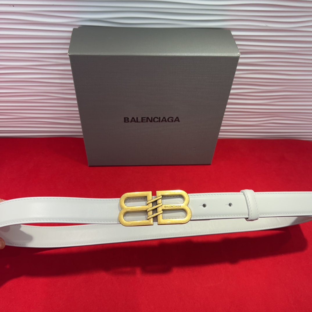  巴黎世家（Balenciaga） 是法国的奢侈品牌，作为时尚界最具影响力品牌之一的地位。设计师源于：都