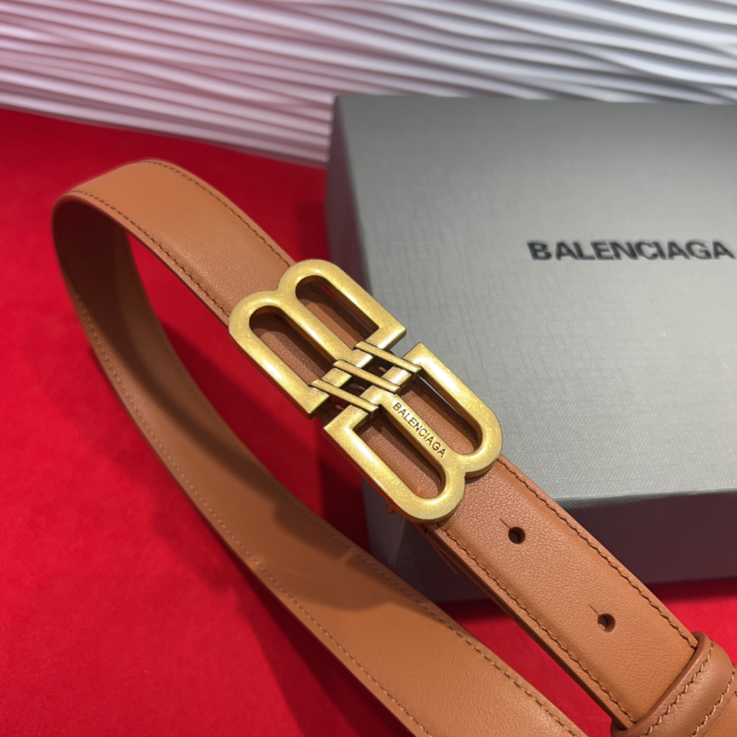  巴黎世家（Balenciaga） 是法国的奢侈品牌，作为时尚界最具影响力品牌之一的地位。设计师源于：都
