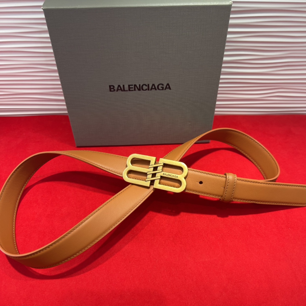  巴黎世家（Balenciaga） 是法国的奢侈品牌，作为时尚界最具影响力品牌之一的地位。设计师源于：都