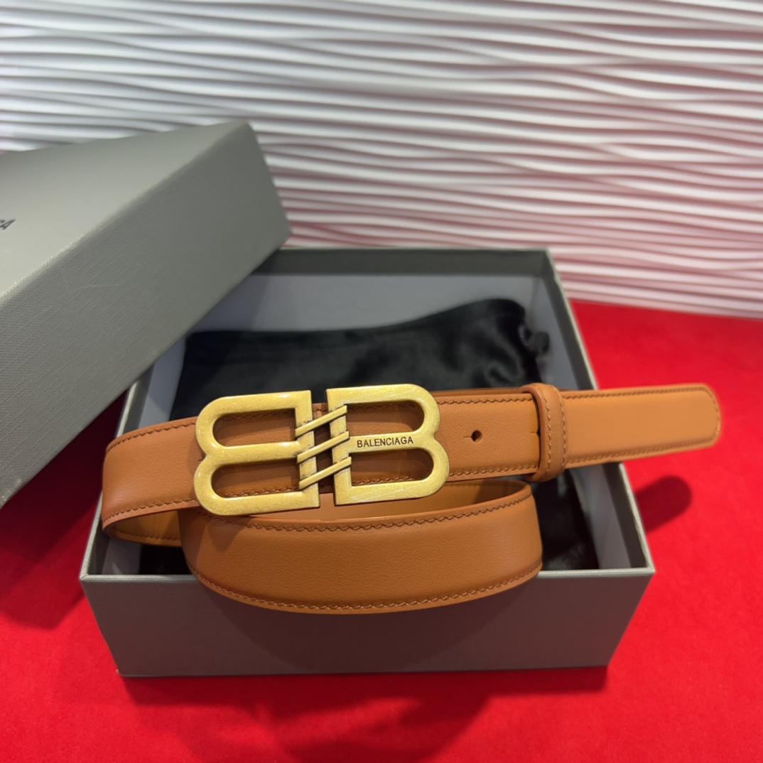  巴黎世家（Balenciaga） 是法国的奢侈品牌，作为时尚界最具影响力品牌之一的地位。设计师源于：都