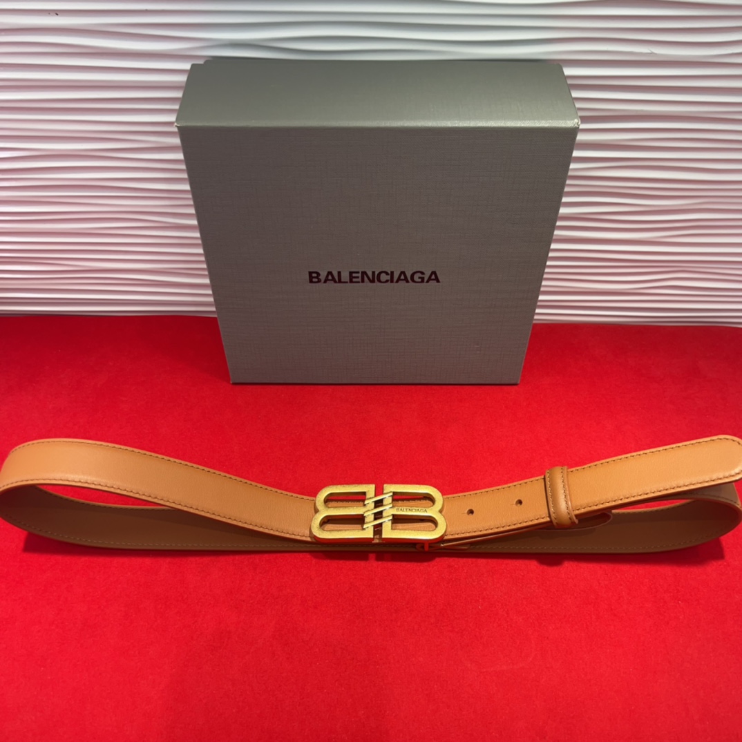  巴黎世家（Balenciaga） 是法国的奢侈品牌，作为时尚界最具影响力品牌之一的地位。设计师源于：都