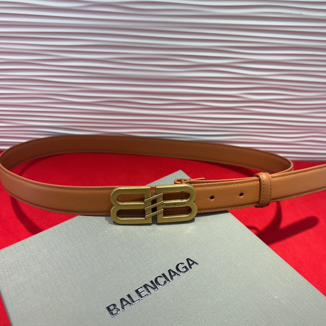  巴黎世家（Balenciaga） 是法国的奢侈品牌，作为时尚界最具影响力品牌之一的地位。设计师源于：都