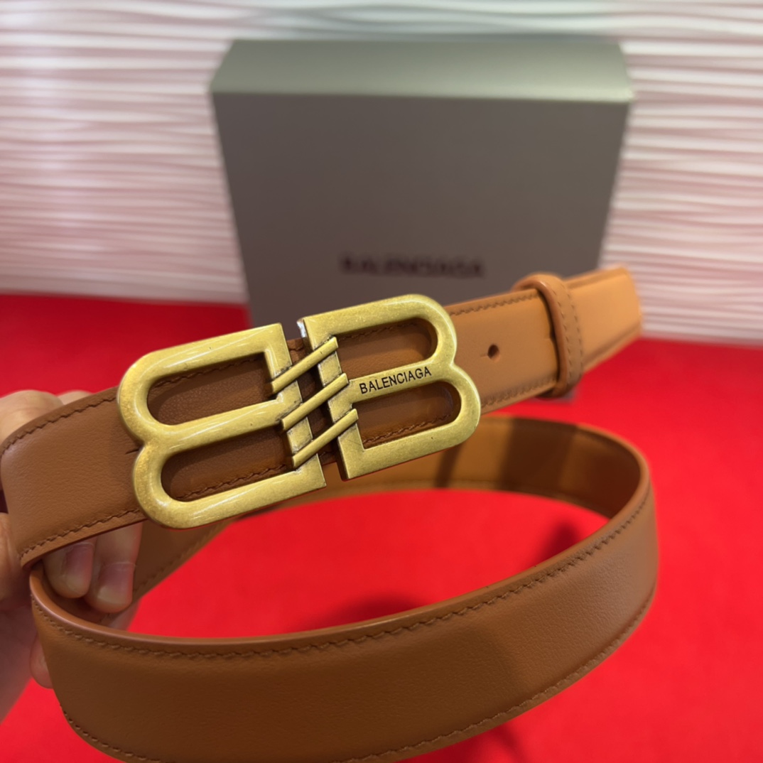  巴黎世家（Balenciaga） 是法国的奢侈品牌，作为时尚界最具影响力品牌之一的地位。设计师源于：都