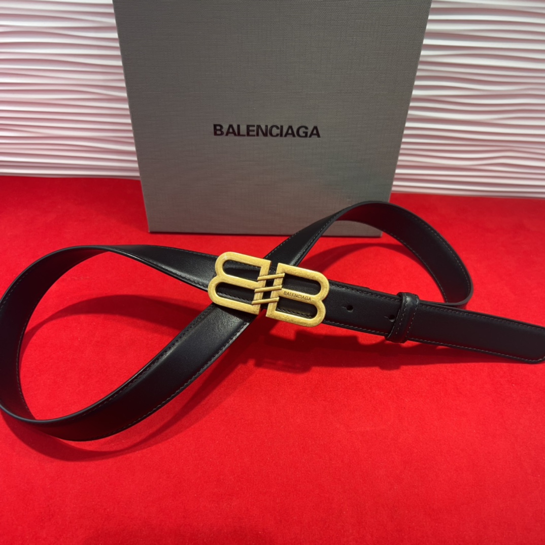  巴黎世家（Balenciaga） 是法国的奢侈品牌，作为时尚界最具影响力品牌之一的地位。设计师源于：都