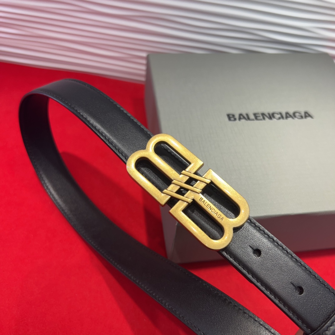  巴黎世家（Balenciaga） 是法国的奢侈品牌，作为时尚界最具影响力品牌之一的地位。设计师源于：都