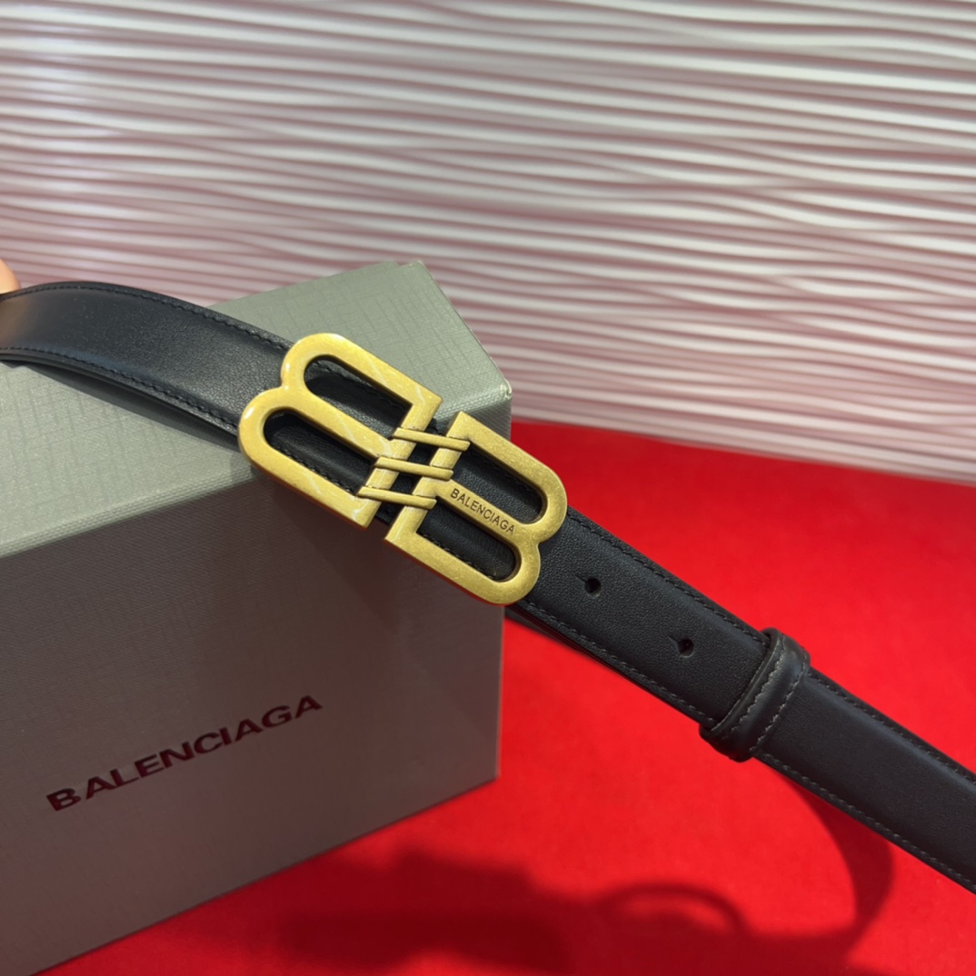  巴黎世家（Balenciaga） 是法国的奢侈品牌，作为时尚界最具影响力品牌之一的地位。设计师源于：都