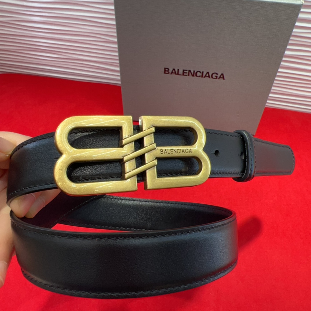  巴黎世家（Balenciaga） 是法国的奢侈品牌，作为时尚界最具影响力品牌之一的地位。设计师源于：都