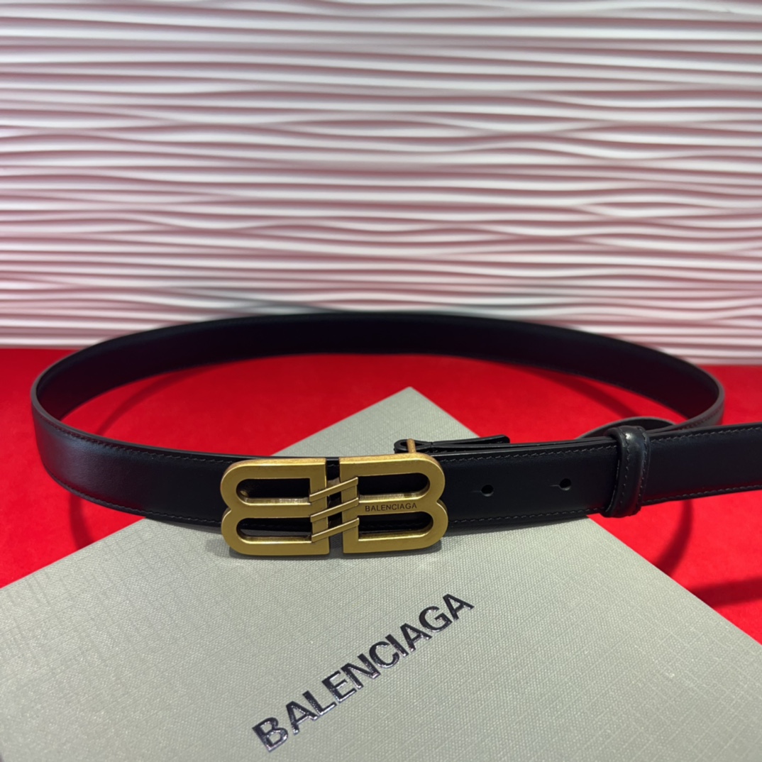  巴黎世家（Balenciaga） 是法国的奢侈品牌，作为时尚界最具影响力品牌之一的地位。设计师源于：都
