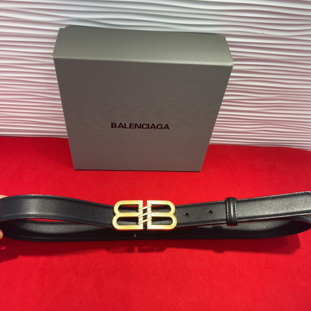  巴黎世家（Balenciaga） 是法国的奢侈品牌，作为时尚界最具影响力品牌之一的地位。设计师源于：都