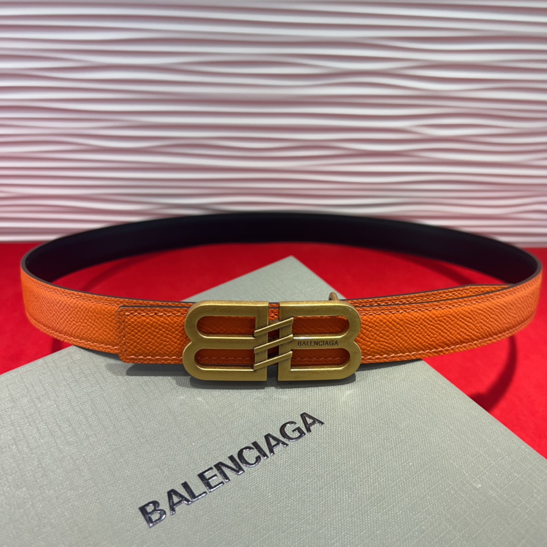  巴黎世家（Balenciaga） 是法国的奢侈品牌，作为时尚界最具影响力品牌之一的地位。设计师源于：都