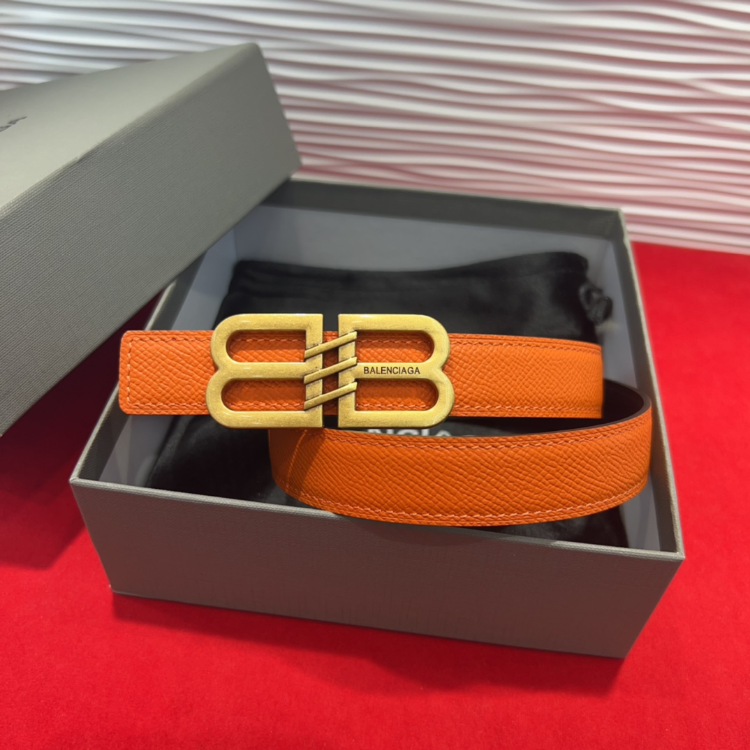  巴黎世家（Balenciaga） 是法国的奢侈品牌，作为时尚界最具影响力品牌之一的地位。设计师源于：都