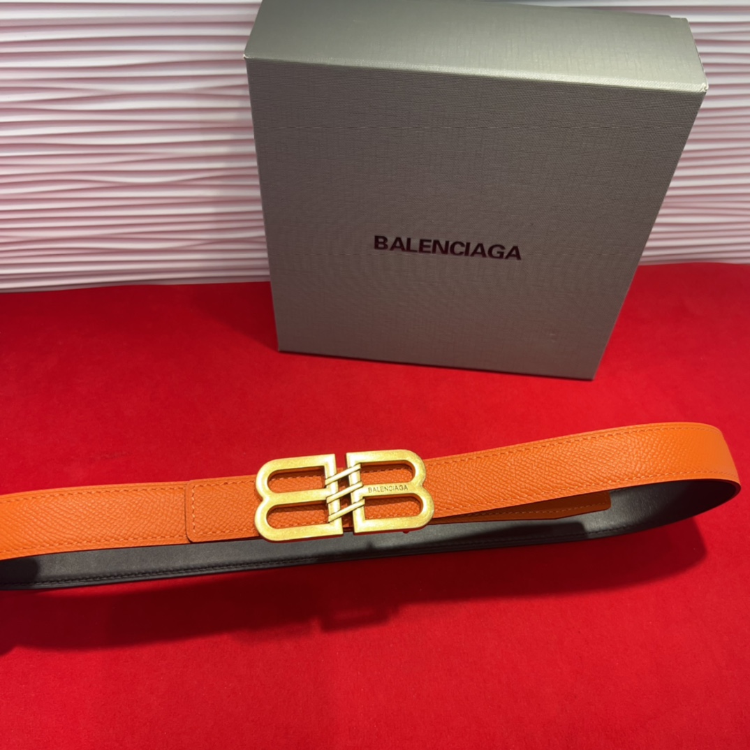  巴黎世家（Balenciaga） 是法国的奢侈品牌，作为时尚界最具影响力品牌之一的地位。设计师源于：都