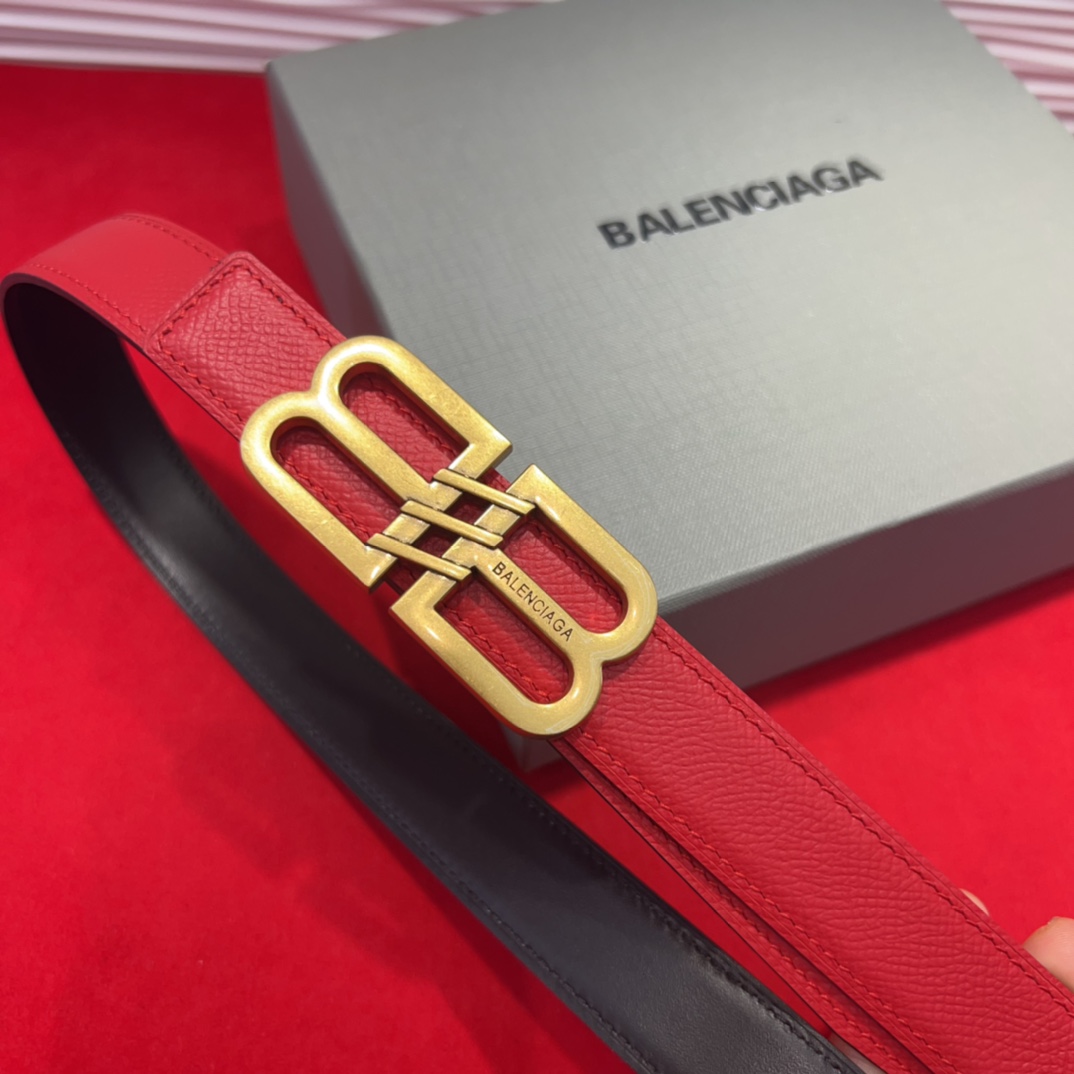  巴黎世家（Balenciaga） 是法国的奢侈品牌，作为时尚界最具影响力品牌之一的地位。设计师源于：都