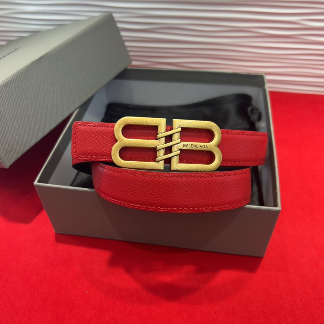  巴黎世家（Balenciaga） 是法国的奢侈品牌，作为时尚界最具影响力品牌之一的地位。设计师源于：都