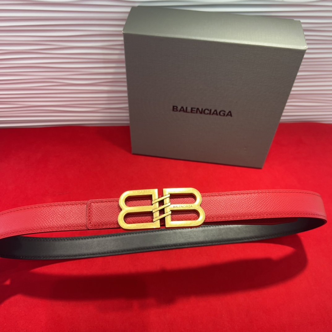  巴黎世家（Balenciaga） 是法国的奢侈品牌，作为时尚界最具影响力品牌之一的地位。设计师源于：都