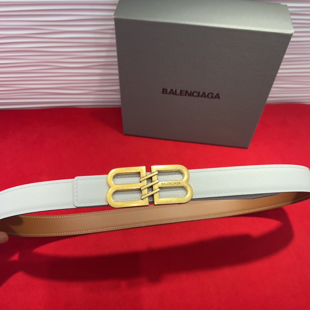  巴黎世家（Balenciaga） 是法国的奢侈品牌，作为时尚界最具影响力品牌之一的地位。设计师源于：都