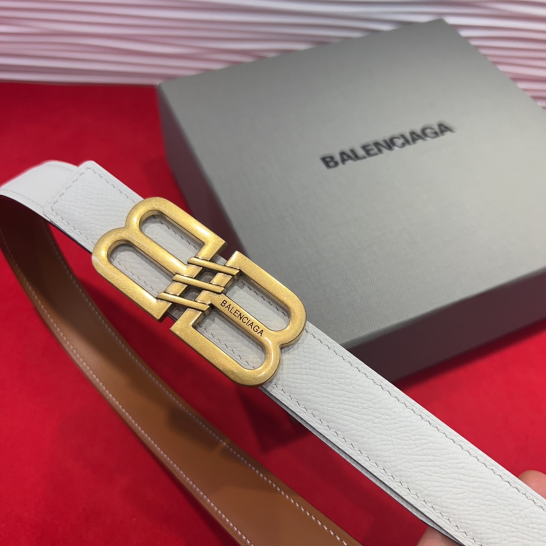  巴黎世家（Balenciaga） 是法国的奢侈品牌，作为时尚界最具影响力品牌之一的地位。设计师源于：都