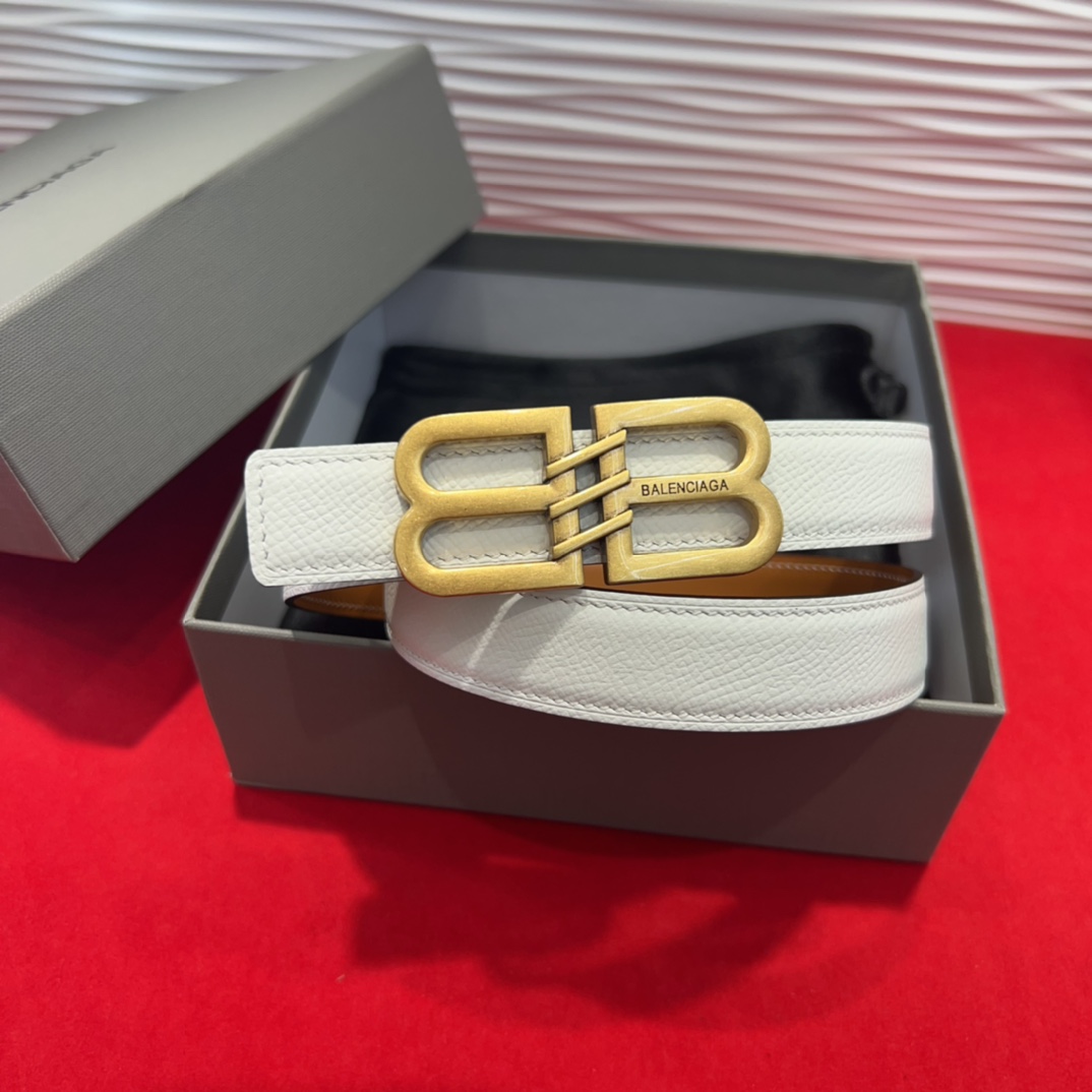  巴黎世家（Balenciaga） 是法国的奢侈品牌，作为时尚界最具影响力品牌之一的地位。设计师源于：都