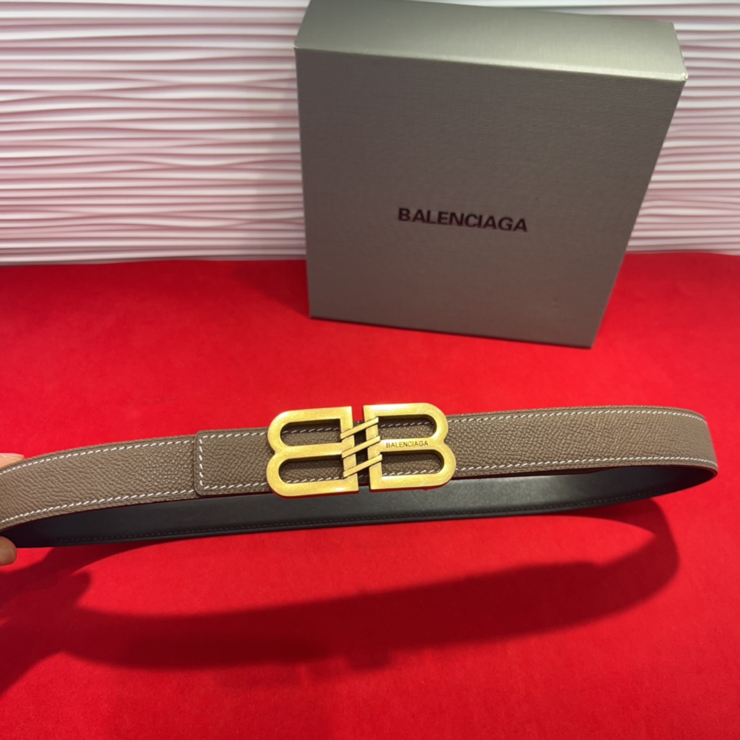  巴黎世家（Balenciaga） 是法国的奢侈品牌，作为时尚界最具影响力品牌之一的地位。设计师源于：都