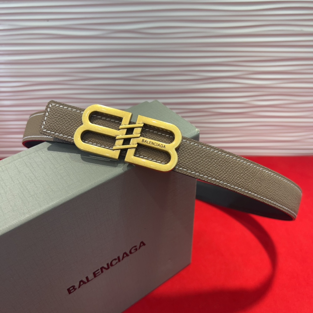  巴黎世家（Balenciaga） 是法国的奢侈品牌，作为时尚界最具影响力品牌之一的地位。设计师源于：都
