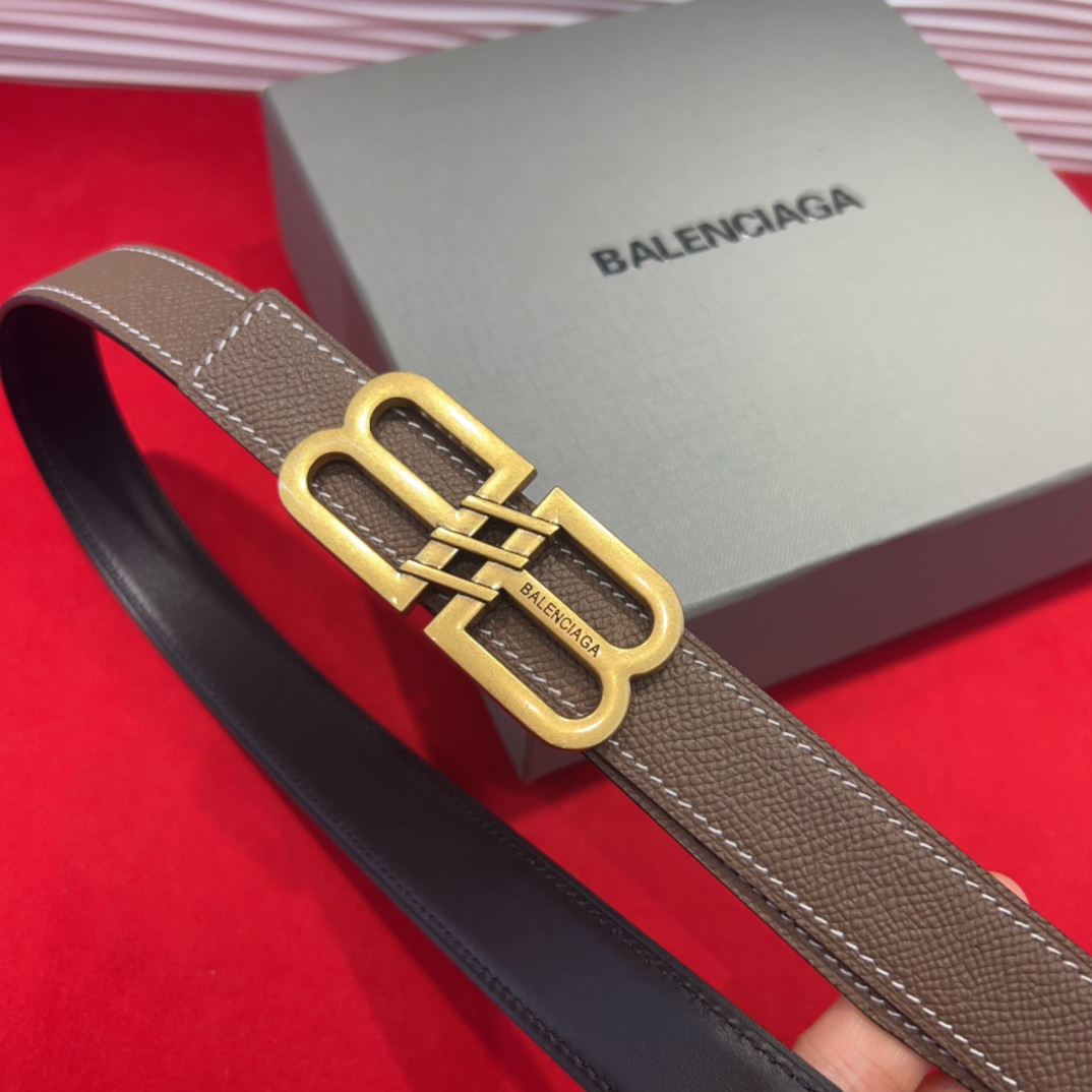  巴黎世家（Balenciaga） 是法国的奢侈品牌，作为时尚界最具影响力品牌之一的地位。设计师源于：都