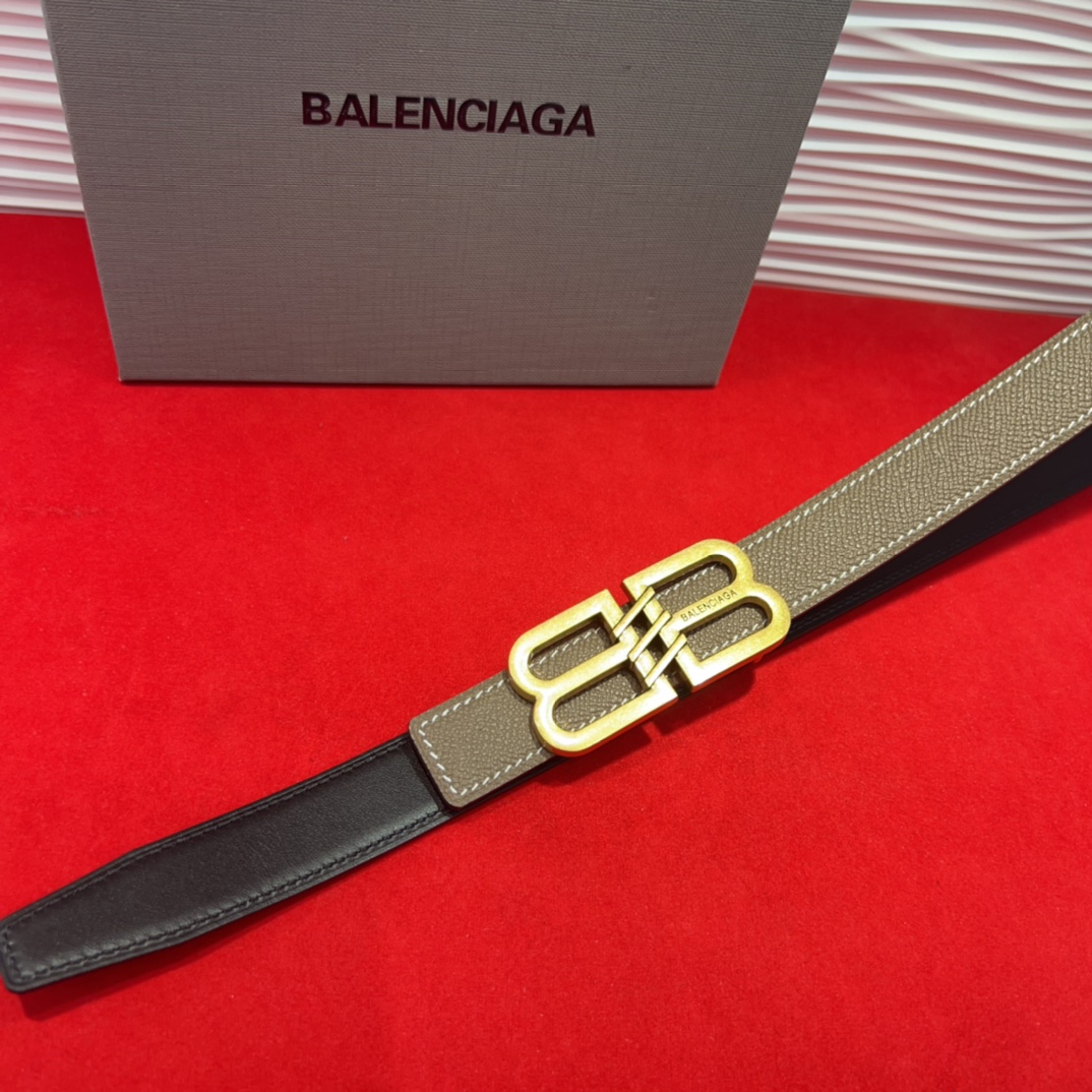 巴黎世家（Balenciaga） 是法国的奢侈品牌，作为时尚界最具影响力品牌之一的地位。设计师源于：都