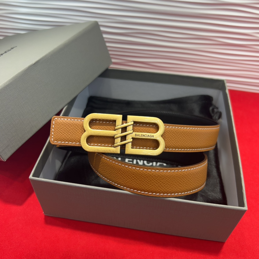  巴黎世家（Balenciaga） 是法国的奢侈品牌，作为时尚界最具影响力品牌之一的地位。设计师源于：都