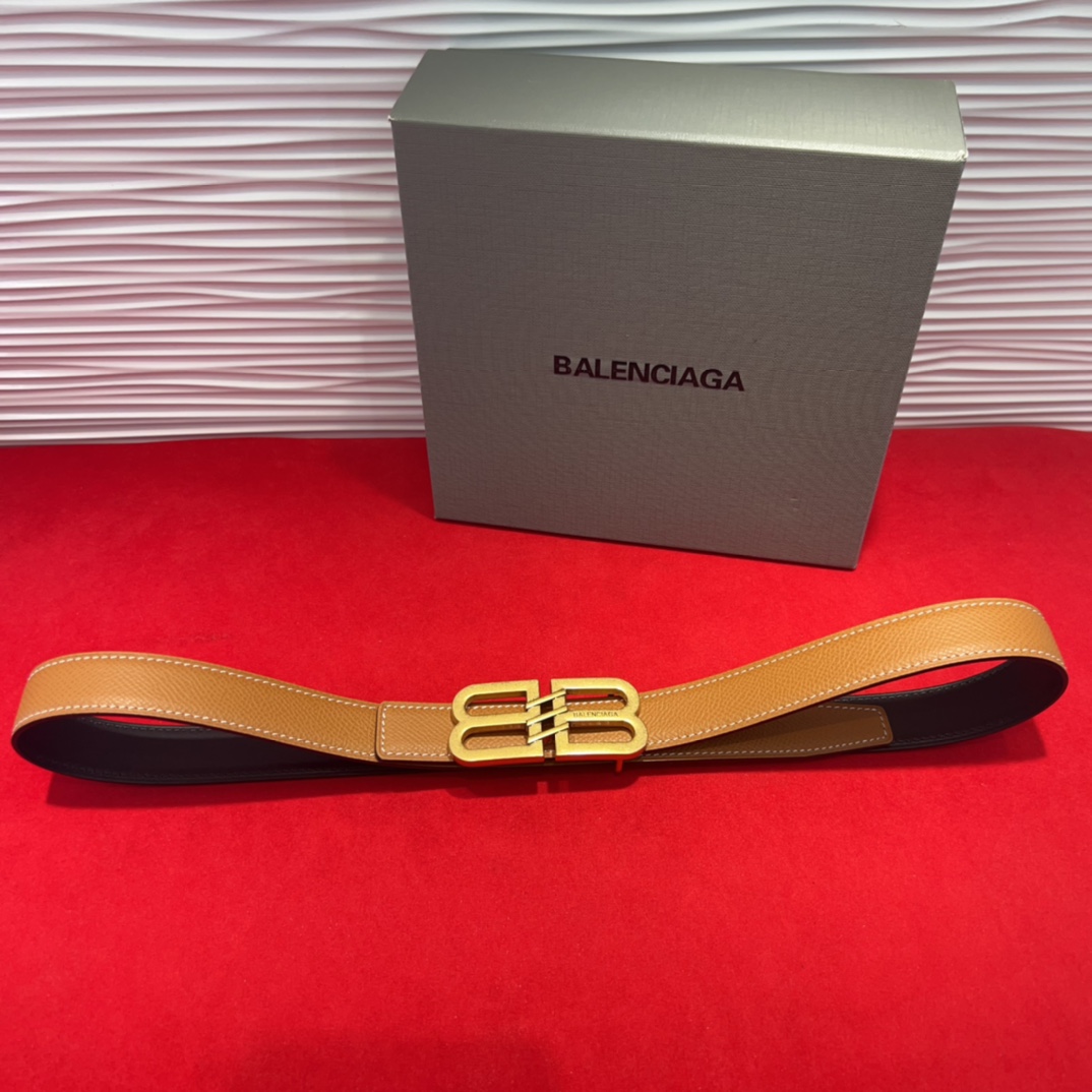  巴黎世家（Balenciaga） 是法国的奢侈品牌，作为时尚界最具影响力品牌之一的地位。设计师源于：都