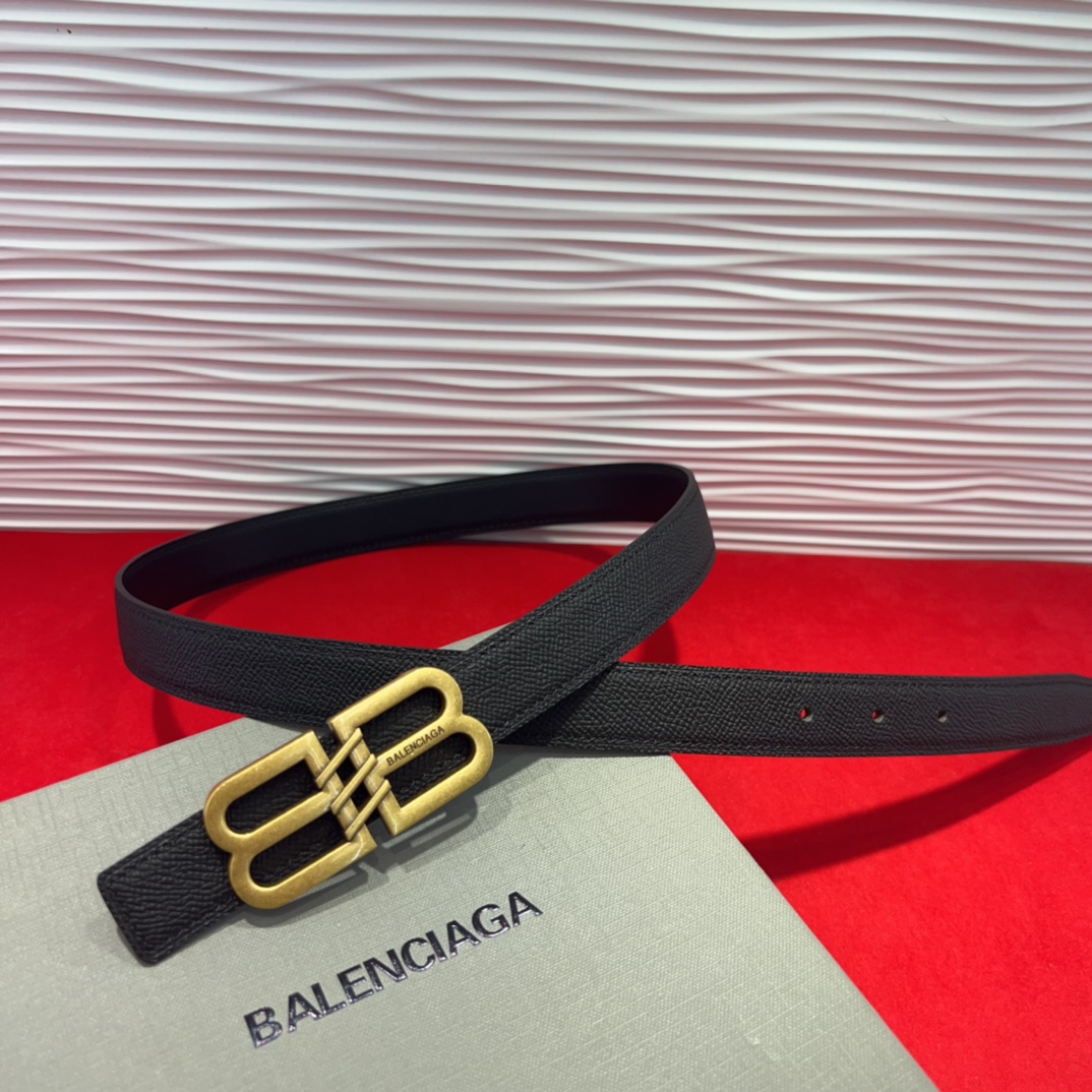  巴黎世家（Balenciaga） 是法国的奢侈品牌，作为时尚界最具影响力品牌之一的地位。设计师源于：都