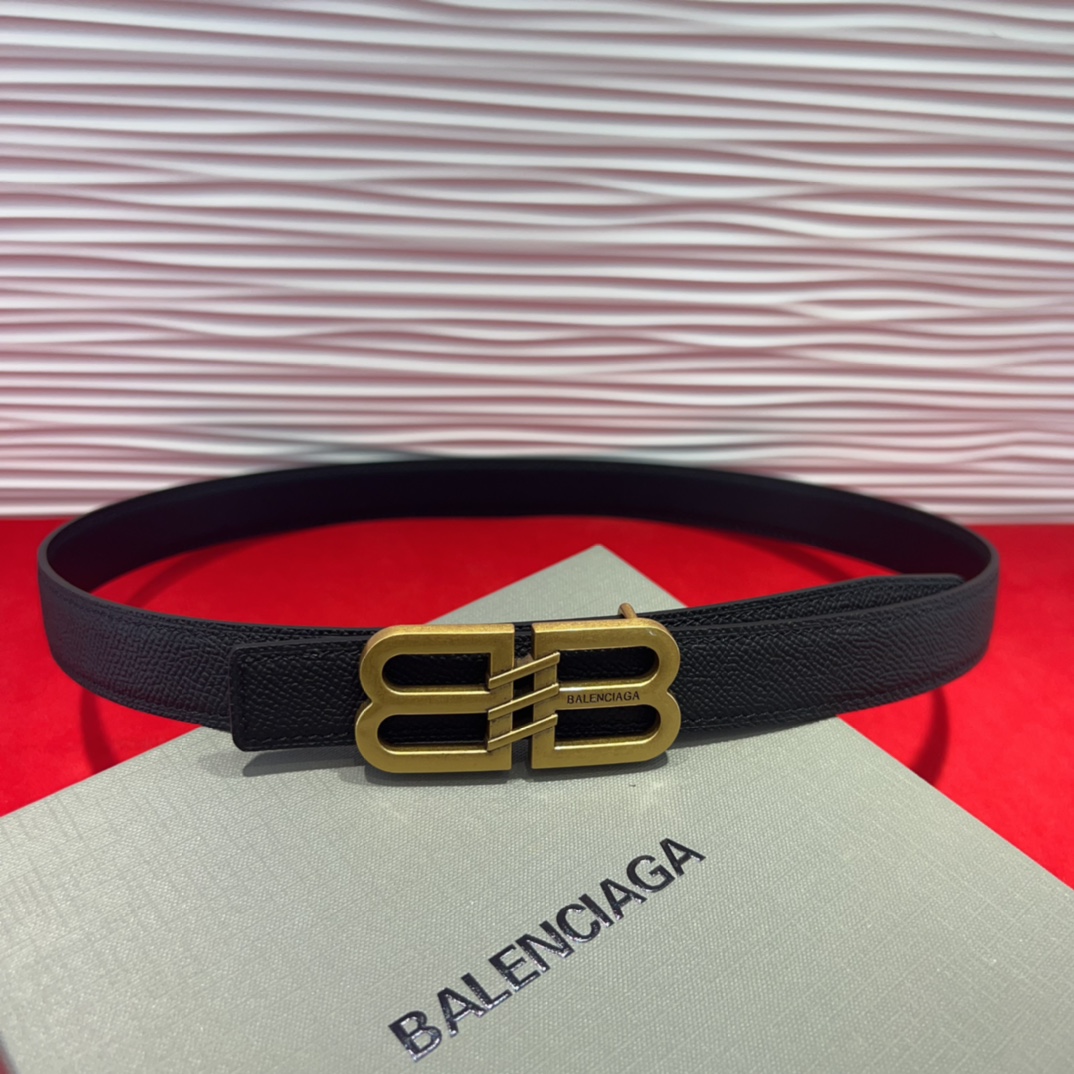  巴黎世家（Balenciaga） 是法国的奢侈品牌，作为时尚界最具影响力品牌之一的地位。设计师源于：都