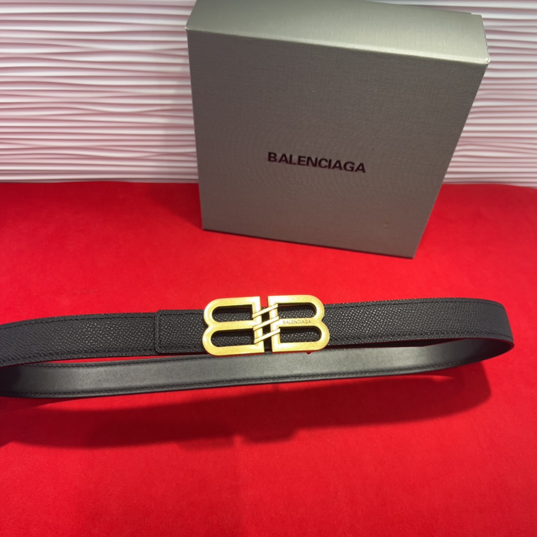  巴黎世家（Balenciaga） 是法国的奢侈品牌，作为时尚界最具影响力品牌之一的地位。设计师源于：都