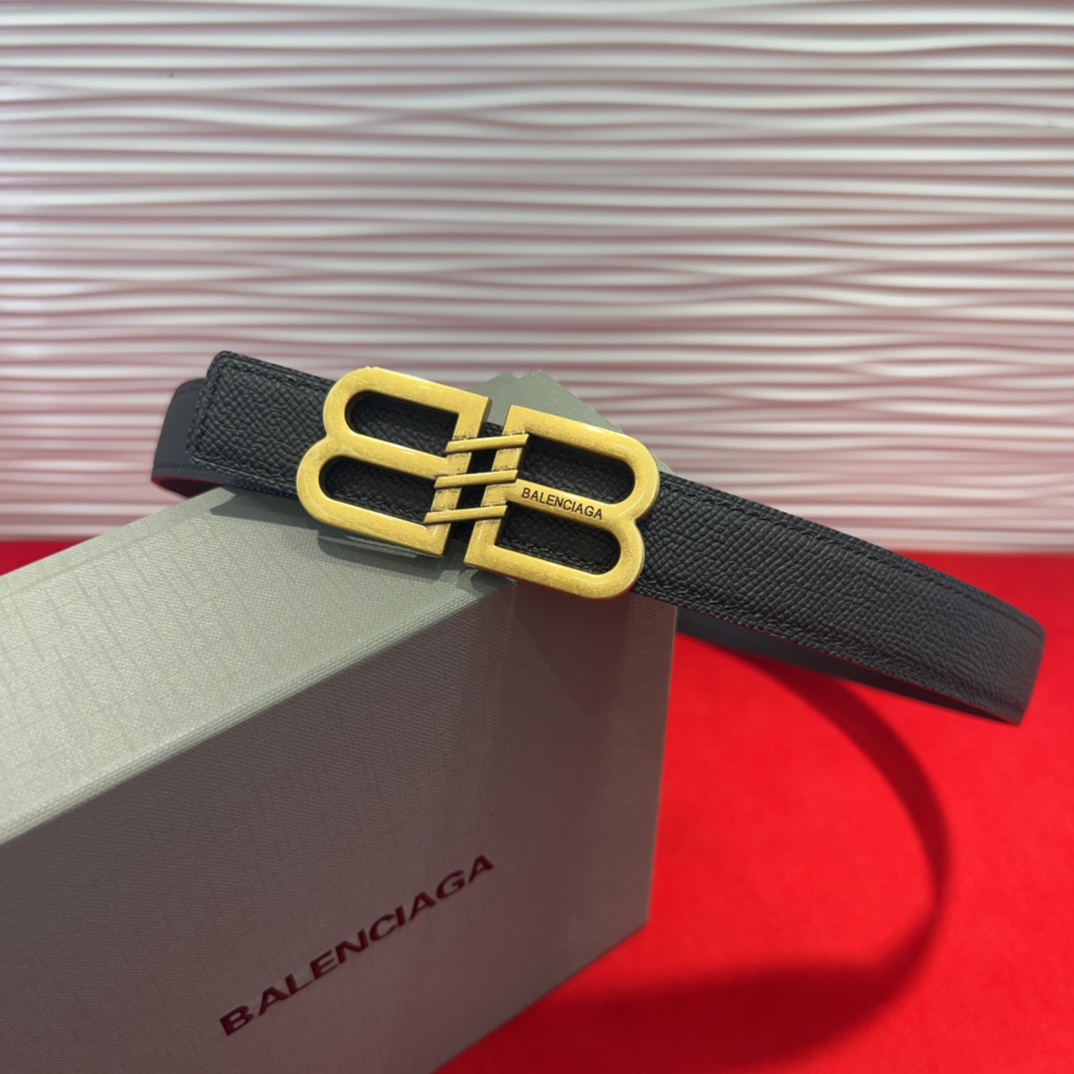  巴黎世家（Balenciaga） 是法国的奢侈品牌，作为时尚界最具影响力品牌之一的地位。设计师源于：都