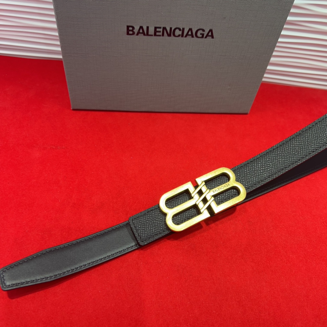 巴黎世家（Balenciaga） 是法国的奢侈品牌，作为时尚界最具影响力品牌之一的地位。设计师源于：都