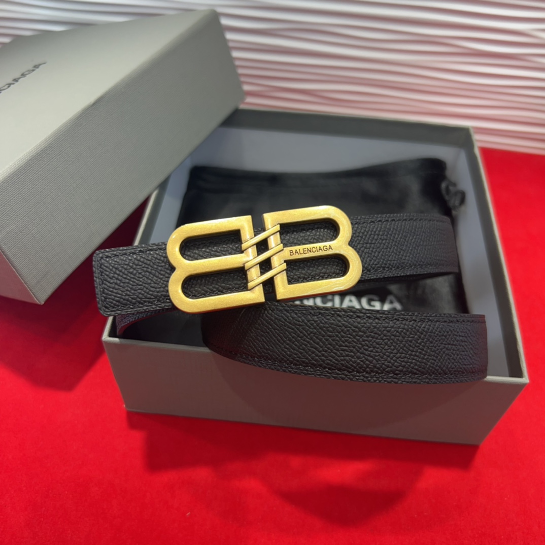  巴黎世家（Balenciaga） 是法国的奢侈品牌，作为时尚界最具影响力品牌之一的地位。设计师源于：都