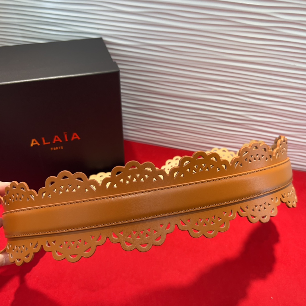  Alaia腰封、品牌标志性的镂空雕花工艺，柔软牛皮制成于意大利7.0Cm。码数70一95欧