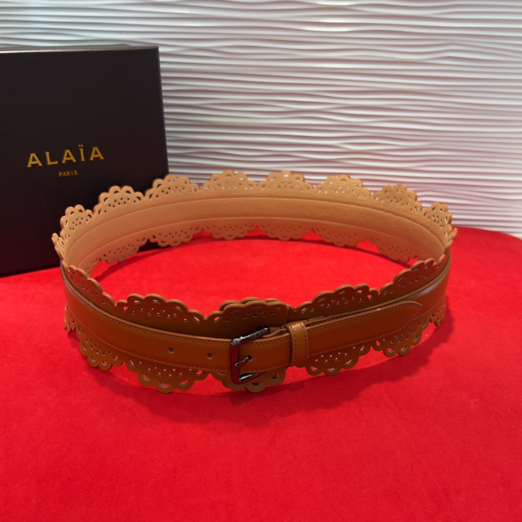  Alaia腰封、品牌标志性的镂空雕花工艺，柔软牛皮制成于意大利7.0Cm。码数70一95欧