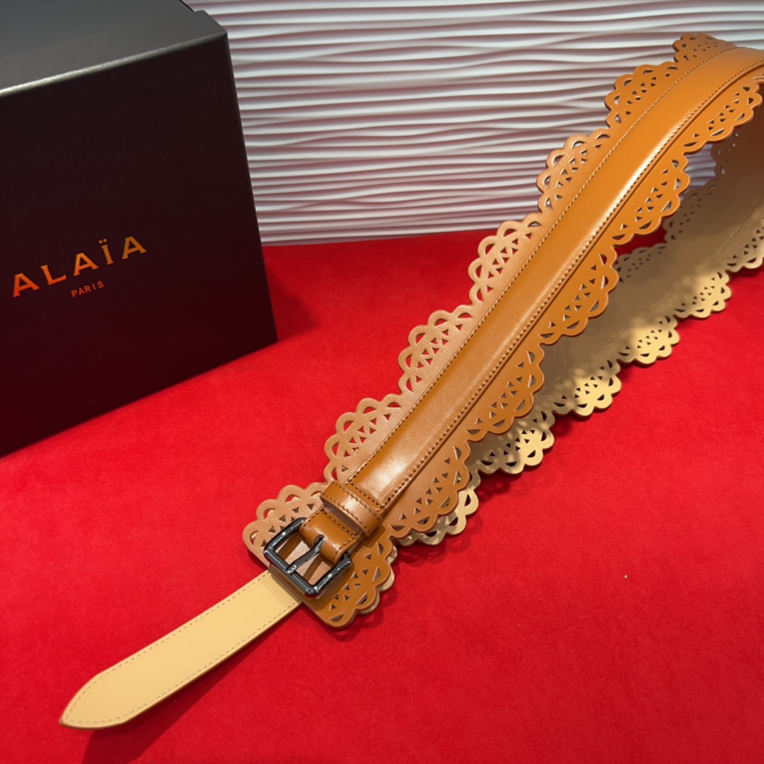  Alaia腰封、品牌标志性的镂空雕花工艺，柔软牛皮制成于意大利7.0Cm。码数70一95欧